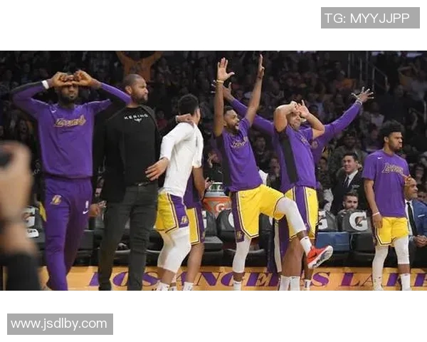 湖人逆转爵士！库兹马登板关键时刻，莱昂纳德看完一拼